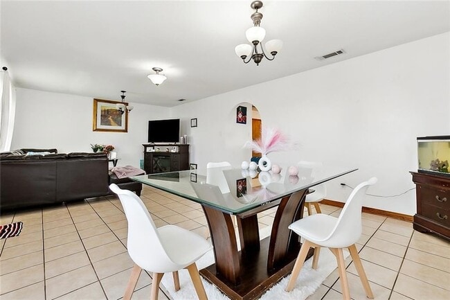 Building Photo - 2204 Gallant Dr