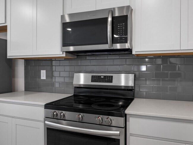 Building Photo - Modern 5BR Home with Quartz Kitchen & Open...
