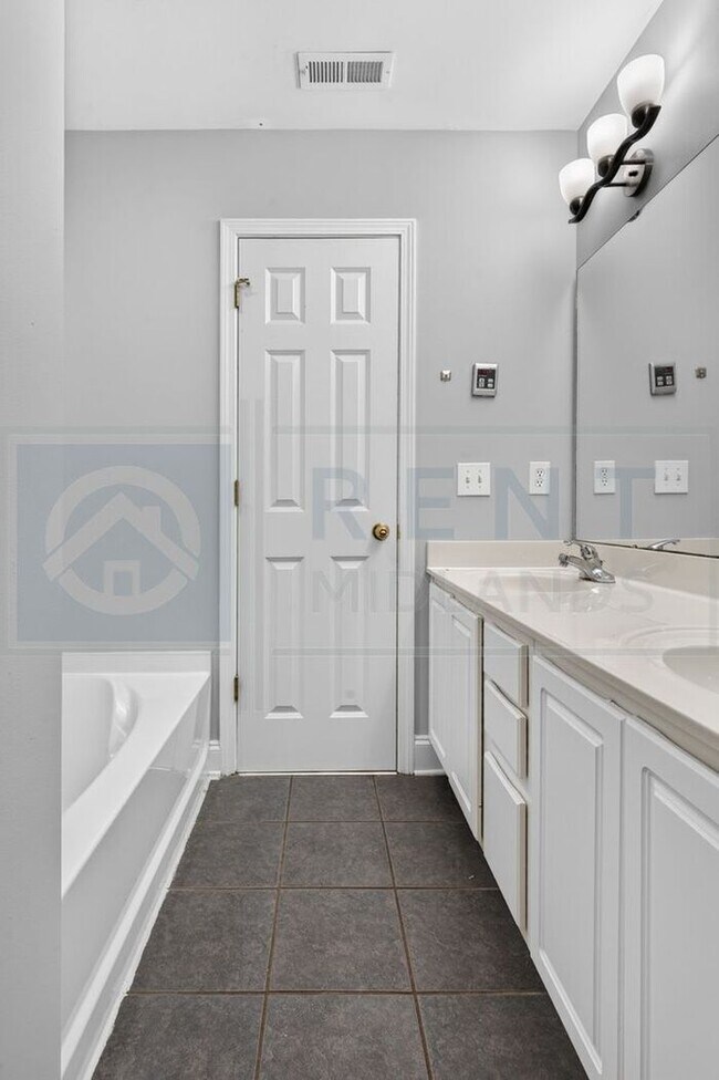 Building Photo - Townhouse in Hampton Forest