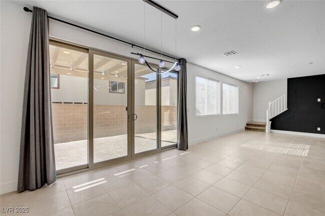 Building Photo - 1305 Azure Jay Ave