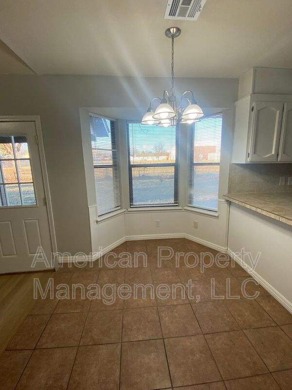 Building Photo - 1132 N Hickory Dr