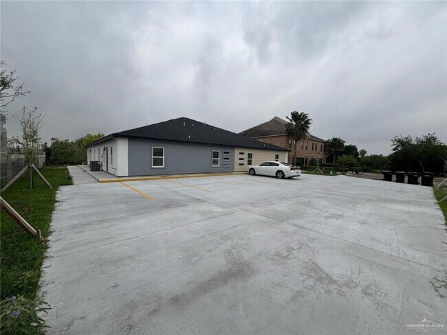 Building Photo - 3201 S 6th Ln