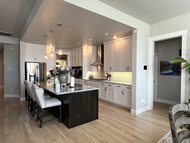 Building Photo - Beautiful custom built home with 4 bed 3.5...