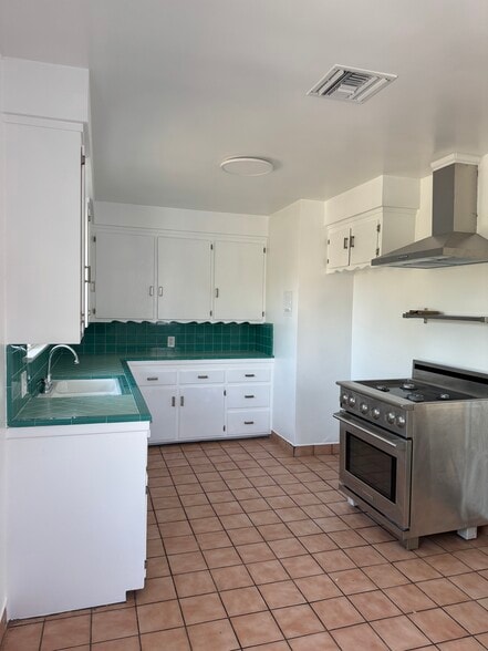 Kitchen - 4306 W 101st St