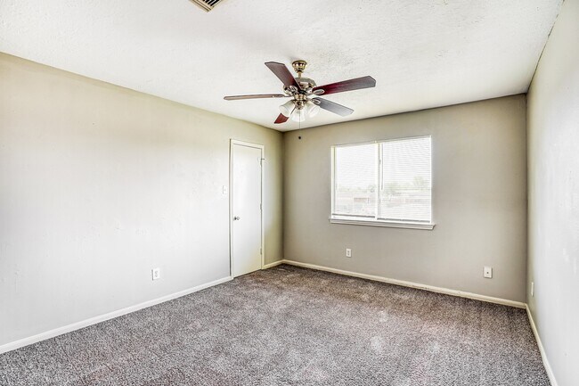 Building Photo - 518 Foxglove Dr