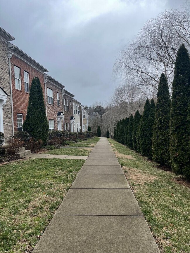 Building Photo - Lenox Village!