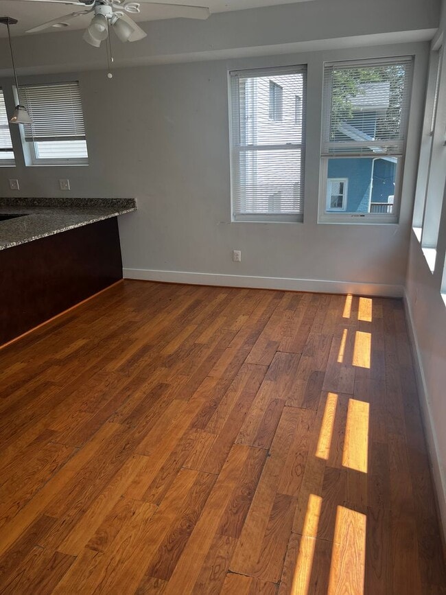 Building Photo - 1427 Monroe St NE