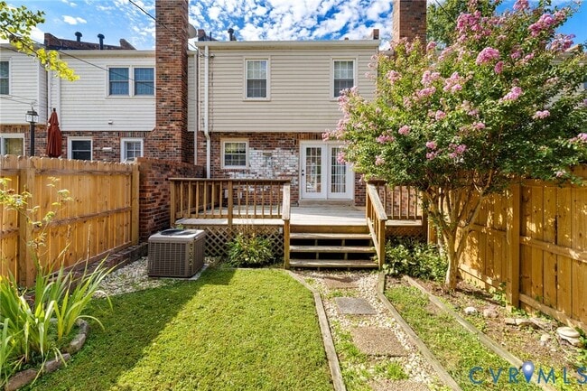 Building Photo - 2218 Kingsbrook Dr