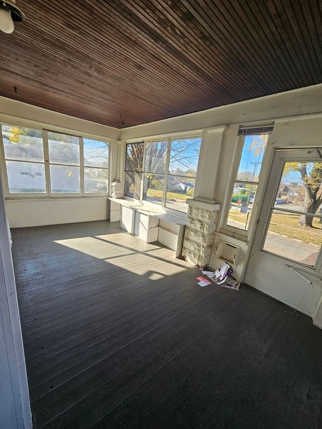 Building Photo - Newly Painted 2 bedroom