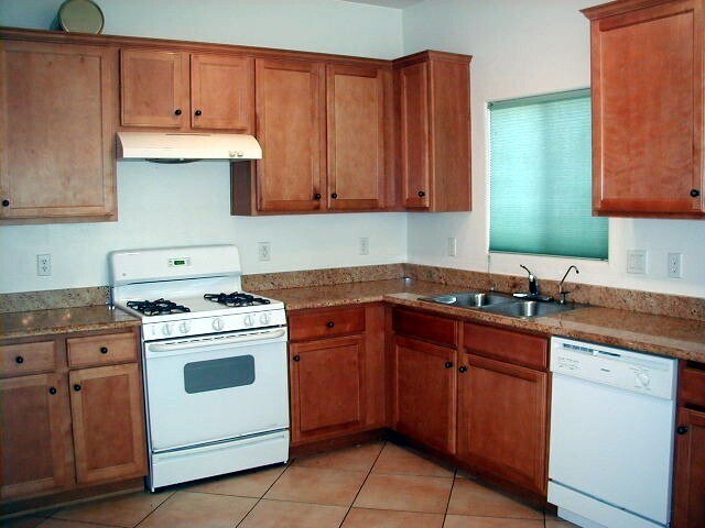 Building Photo - Large 4 bedroom home with Den - Corner lot...