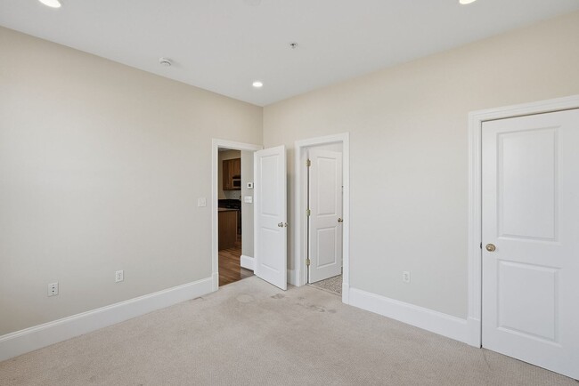 Building Photo - Columbia Heights Penthouse Condo | 1 Bed | 1 Bath | 600 Sf