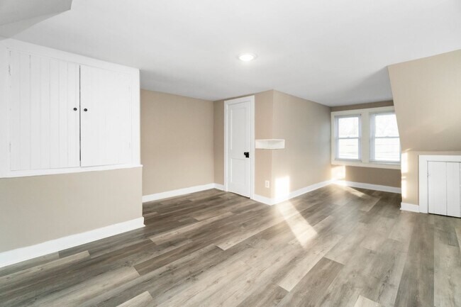 Building Photo - 458 Main St