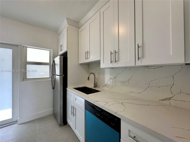 Building Photo - 955 Bay Dr