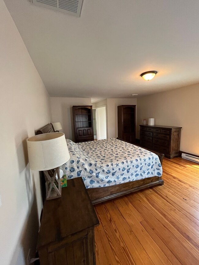Building Photo - Beautiful 4-bedroom Farmhouse in Raphine a...