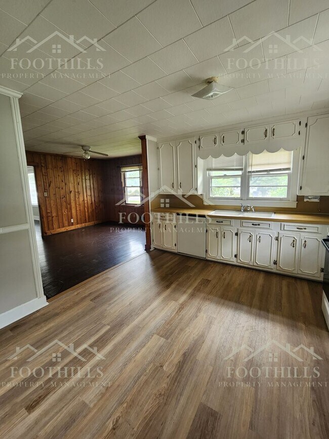 Building Photo - Classic 3-Bedroom Home in Downtown Anderso...