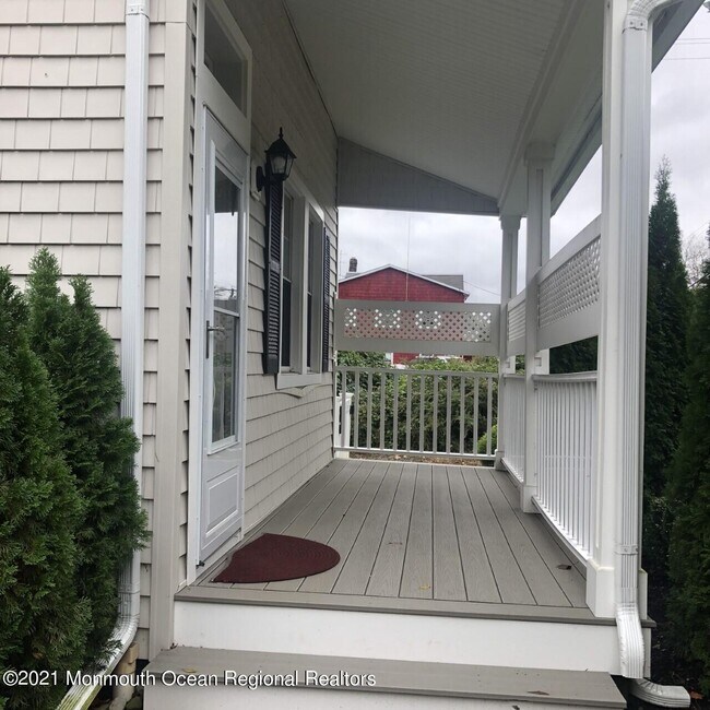 Building Photo - 497 Sycamore Ave