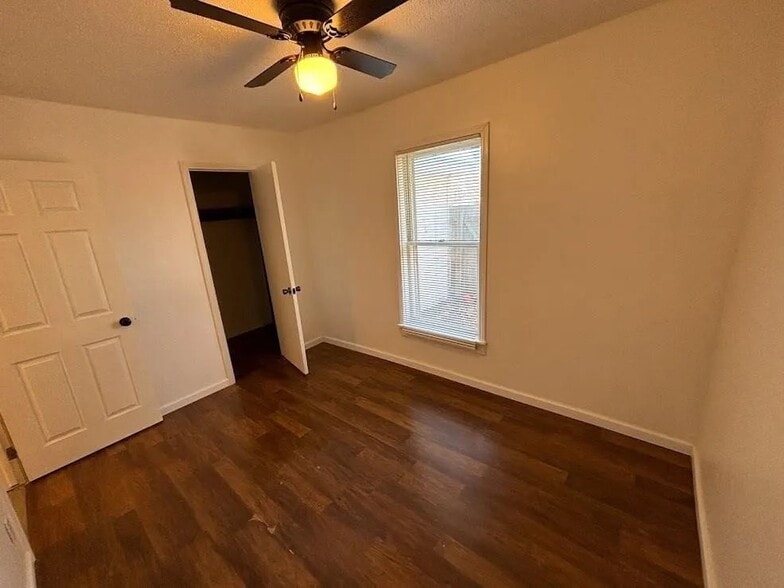 Building Photo - 1209 W Spruce Ave