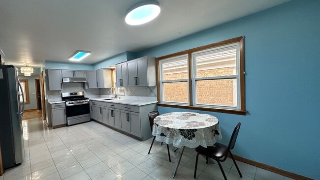 Building Photo - 4819 W Winnemac Ave