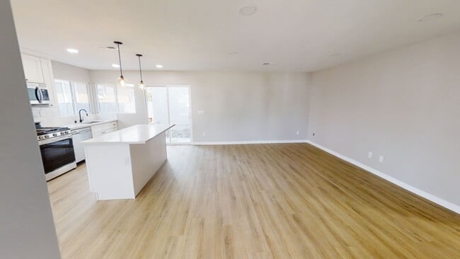Building Photo - Fully Renovated! 4BD/2BA