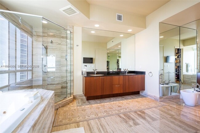 Building Photo - 16001 Collins Ave