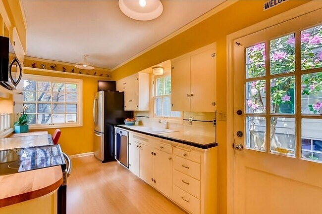 Building Photo - Beautiful Dream Home in the Southwest Hills! Call now to live amongst the trees!