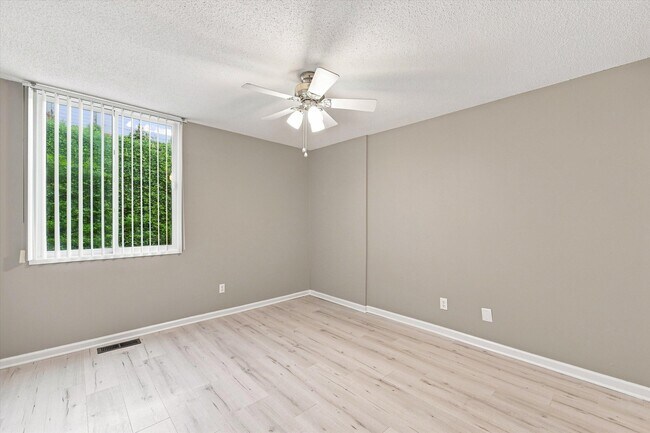 Building Photo - 893 Cliffs Dr