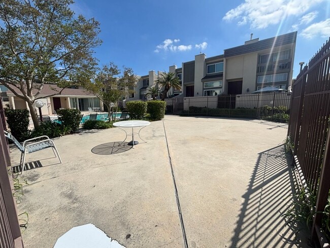 Building Photo - Beautiful 3-Bedroom Townhome in Chatsworth!