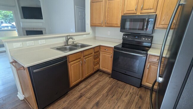 Building Photo - SUPER NICE 2-BDRM, 2-BATH MAIN LEVEL CONDO...