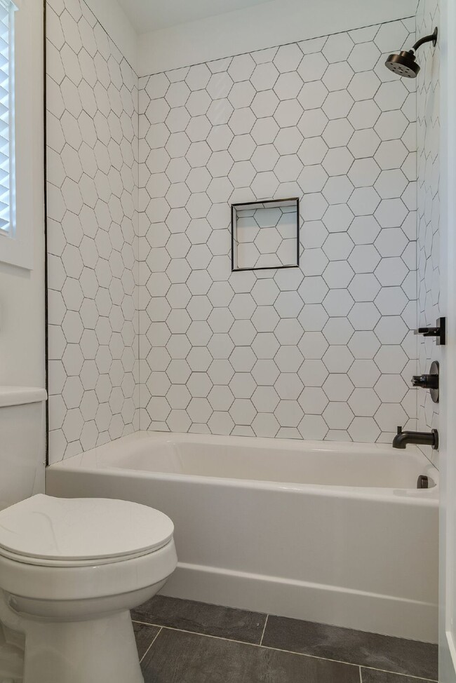 Building Photo - Amazing 3 bed 2.5 w/fenced yard. 10 min fr...