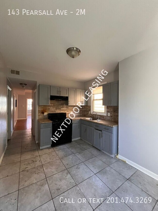 Building Photo - 143 Pearsall Ave