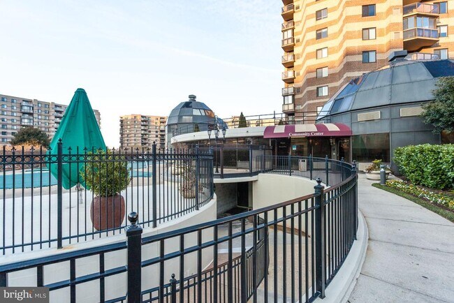 Building Photo - 8360 Greensboro Dr