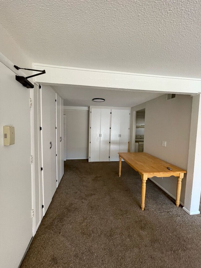 Building Photo - 3BD/ 2BA Apartment! MOVE IN READY w/ 1 MON...