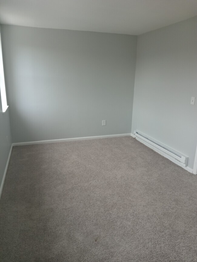 Master bedroom 1 - 2870 W Garrison Ave