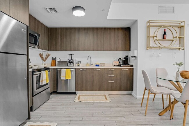 Building Photo - 404 NE 2nd Ave