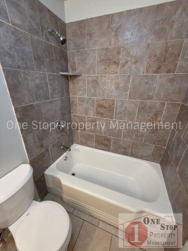 Building Photo - Beautiful 2 Bedroom 1 Bathroom in Lee Summit!