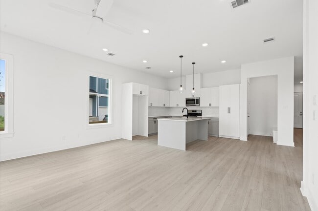 Building Photo - 9602 Valeca Dr