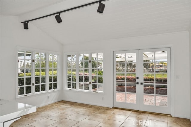 Building Photo - 12 Fairway Dr