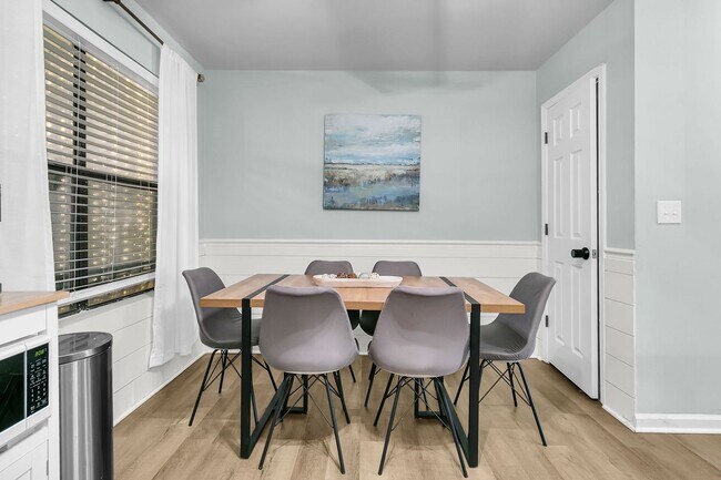 Building Photo - Fully Renovated 2 Bedroom Townhome in a Co...