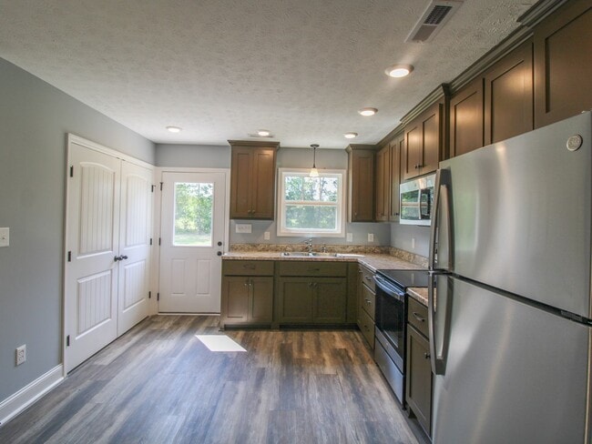 Building Photo - Great Location close to Athens!