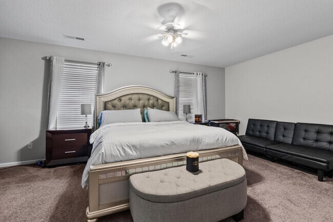 Building Photo - Luxurious 5-Bed, 2.5-Bath Home with Solar Panels in Newport News