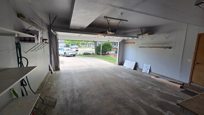 Building Photo - Beautiful 4 Bedroom 3.5 Bath - Boulder!