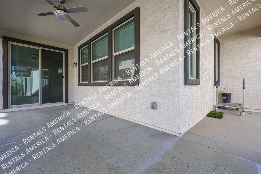 Building Photo - 1095 S Sunset Dr