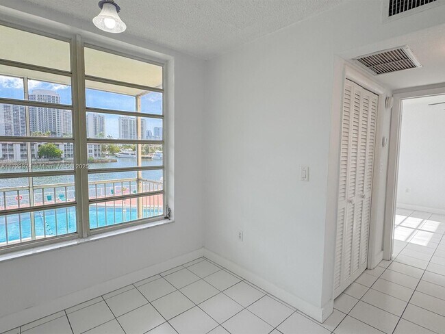 Building Photo - 2980 Point E Dr