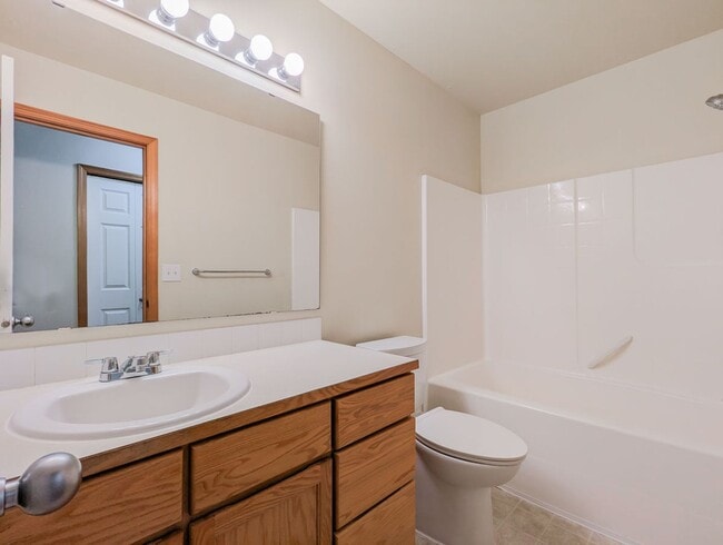 Building Photo - **Move-In Special** Spacious 3 bed, 2 bath...