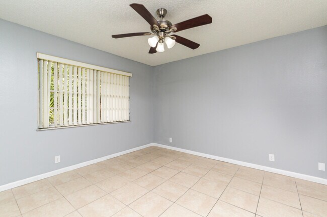 Building Photo - 1530 SE Royal Green Cir