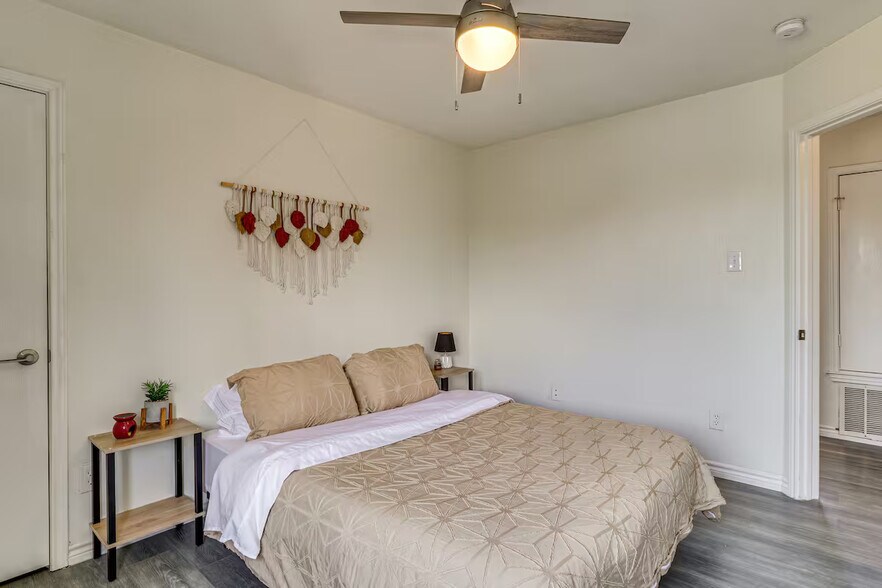 Building Photo - Room in House on Hungry Horse Dr