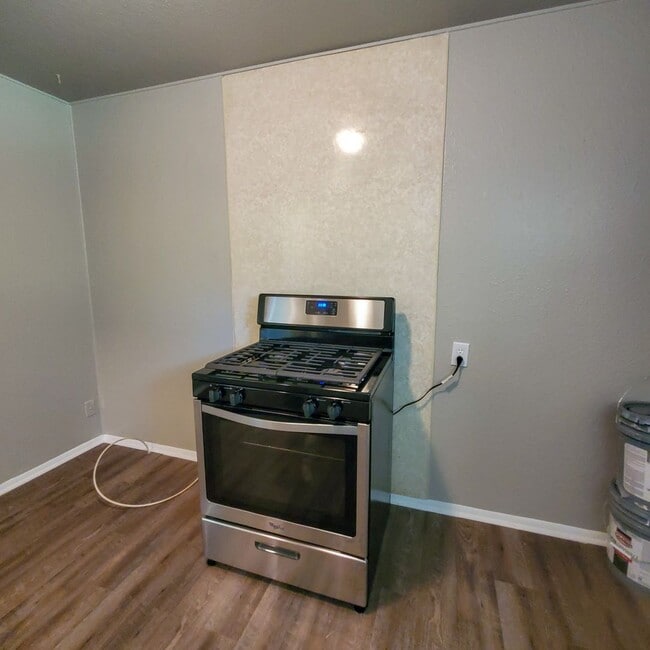 Building Photo - 2 Bedroom 1 bath Duplex