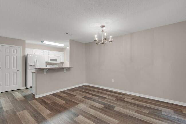 Building Photo - "Charming 2-Bed Townhouse Retreat with 2.5 Baths on Tooke Street!"