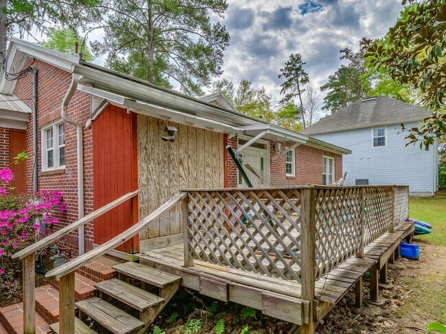 Building Photo - 220 Rivoli Rd