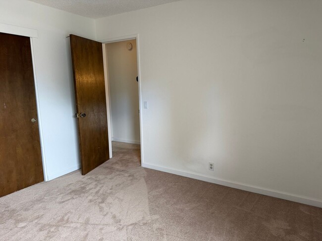 Building Photo - 1670 Sqft. 3 Bedroom, 2 Bath Gated Townhome for Rent in Citrus Heights.
